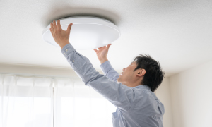 高所の電球交換や脚立が必要な吹き抜けもおまかせください。